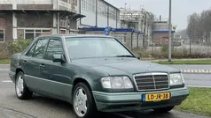 Groen, metallic lak Gebruikt 1995 Mercedes E220 Elegance Sedan | € 8.250