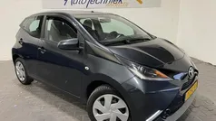 Grijs Gebruikt 2015 Toyota Aygo X-play Hatchback | € 7.280 (Eerlijke prijs)