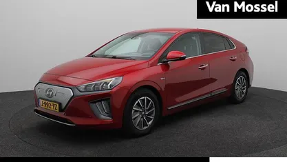 Scarlet red pearl (pr2) Occasion 2020 Hyundai Ioniq Premium Hatchback | € 16.940 (Eerlijke prijs)