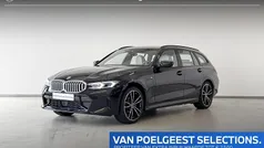 Saphirschwarz metallic (zwart metallic) Gebruikt 2023 BMW 330e M Sport Stationwagen | € 44.900 (Goede deal)