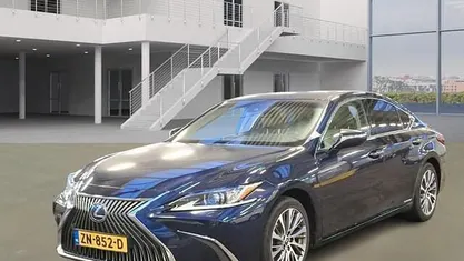 Blauw Occasion 2019 Lexus ES300H Luxury Line Sedan | € 27.595 (Eerlijke prijs)