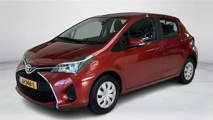 Rood Occasion 2016 Toyota Yaris Hatchback | € 10.950 (Eerlijke prijs)