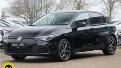 Zwart, metallic lak Gebruikt 2021 VW Golf VIII Style Hatchback | € 25.945 (Eerlijke prijs)