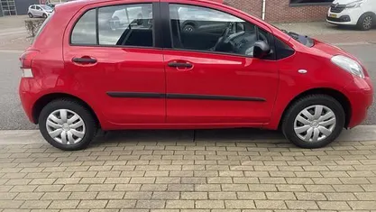 Rood Gebruikt 2011 Toyota Yaris Hatchback | € 4.989 (Eerlijke prijs)