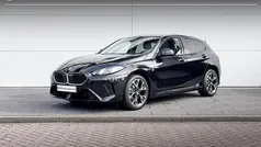 Saphirschwarz metallic (zwart metallic) Gebruikt 2025 BMW 120 M Sport Hatchback | € 36.900 (Goede deal)