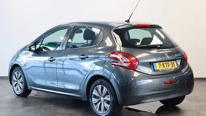 Grijs (metallic) Gebruikt 2013 Peugeot 208 Envy Hatchback | € 5.945 (Eerlijke prijs)