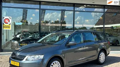 Grijs, metallic lak Gebruikt 2014 Skoda Octavia Ambition Stationwagen | € 6.999 (Eerlijke prijs)