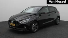 Phantom black (x5b) Gebruikt 2023 Hyundai i20 Comfort Hatchback | € 21.940 (Eerlijke prijs)