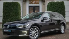 Zwart, metallic lak Gebruikt 2015 VW Passat Highline Stationwagen | € 17.940 (Eerlijke prijs)