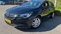 Zwart, metallic lak Gebruikt 2018 Opel Astra Edition Stationwagen | € 11.950 (Eerlijke prijs)