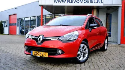 Rood (metallic) Gebruikt 2016 Renault Clio GrandTour LIMITED Stationwagen | € 7.350 (Eerlijke prijs)
