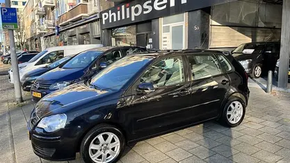 Zwart (metallic) Occasion 2009 VW Polo Comfortline Hatchback | € 4.440 (Eerlijke prijs)