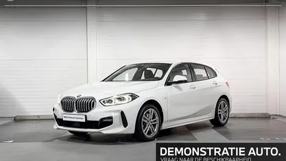 Wit Occasion 2022 BMW 118 Shadowline Hatchback | € 27.900 (Eerlijke prijs)