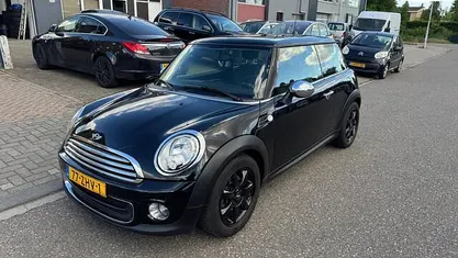 Zwart (metallic) Gebruikt 2013 Mini ONE Business Hatchback | € 4.750 (Eerlijke prijs)