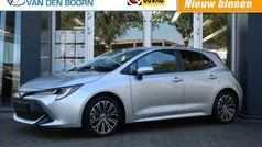 Grijs Gebruikt 2023 Toyota Corolla Hybrid Hatchback | € 28.450 (Eerlijke prijs)