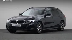 Zwart (metallic) Gebruikt 2022 BMW 330e Executive Stationwagen | € 36.880 (Eerlijke prijs)