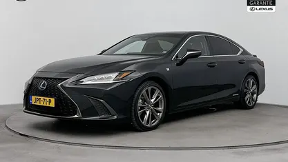 Graphite black (zwart metallic) Gebruikt 2021 Lexus ES300H Sport Line Sedan | € 40.950 (Goede deal)