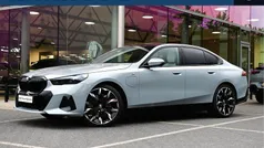 Grijs Gebruikt 2025 BMW 550e Comfort Edition Sedan | € 92.950 (Eerlijke prijs)