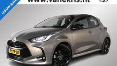 Groen, metallic lak Gebruikt 2023 Toyota Yaris Hybrid Executive Hatchback | € 25.499 (Eerlijke prijs)