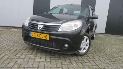 Zwart (metallic) Gebruikt 2009 Dacia Sandero Lauréate Hatchback | € 1.950 (Eerlijke prijs)