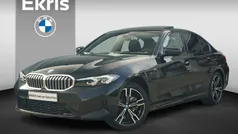Saphirschwarz metallic (zwart metallic) Gebruikt 2024 BMW 320e Comfort Edition Sedan | € 44.950 (Eerlijke prijs)
