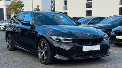 Zwart Occasion 2023 BMW 320 M Sport Stationwagen | € 58.900 (Eerlijke prijs)