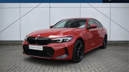 Rood Occasion 2024 BMW 320e M Sport Sedan | € 41.450 (Eerlijke prijs)