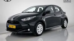 Zwart Gebruikt 2024 Toyota Yaris Hybrid Active Hatchback | € 23.395 (Eerlijke prijs)