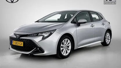 Grijs metallic Occasion 2023 Toyota Corolla Hybrid Active Hatchback | € 26.900 (Eerlijke prijs)