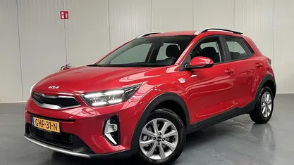 Signal red m Occasion 2024 Kia Stonic SUV | € 22.900 (Eerlijke prijs)