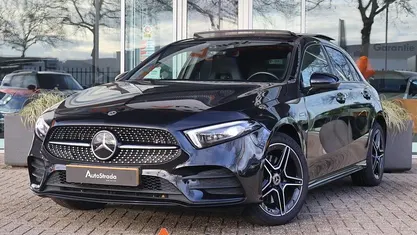 Zwart (metallic) Occasion 2021 Mercedes A250 AMG line Hatchback | € 26.700 (Eerlijke prijs)
