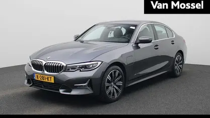 Grijs Occasion 2021 BMW 330e Basis Sedan | € 26.900 (Super prijs)