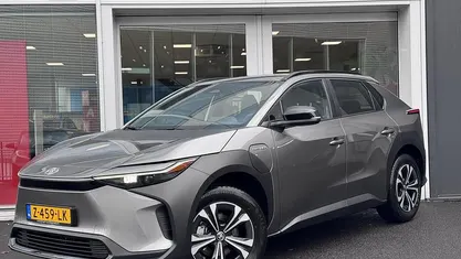 Precious metal metallic (grijs metallic) Occasion 2024 Toyota bZ4X Active SUV | € 36.400 (Eerlijke prijs)