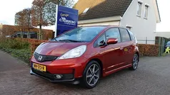 Rood (metallic) Gebruikt 2015 Honda Jazz Elegance Hatchback | € 11.750 (Eerlijke prijs)