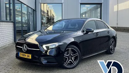 Gebruikt 2021 Mercedes A250 Premium Plus Sedan | € 29.745 (Eerlijke prijs)