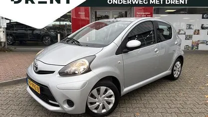 Grijs (metallic) Gebruikt 2014 Toyota Aygo Hatchback | € 5.850 (Eerlijke prijs)
