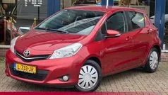 Rood, metallic lak Gebruikt 2013 Toyota Yaris Trend Hatchback | € 6.990 (Eerlijke prijs)