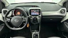 Wit Gebruikt 2017 Toyota Aygo X-play Hatchback | € 9.950 (Eerlijke prijs)