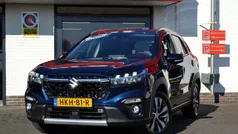 Blauw, metallic lak Gebruikt 2023 Suzuki SX4 S-Cross Style SUV | € 29.900 (Eerlijke prijs)