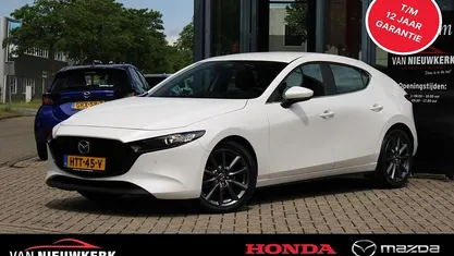 Snowflake white pearl (wit parelmoer) Occasion 2025 Mazda 3 Center-Line Hatchback | € 29.900 (Super prijs)