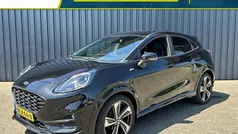 Zwart, metallic lak Gebruikt 2021 Ford Puma ST-Line SUV | € 23.390 (Eerlijke prijs)