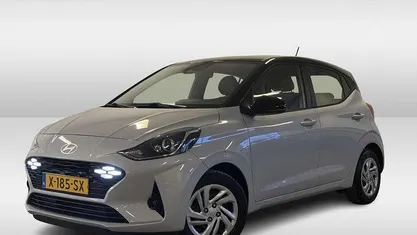 Grijs Occasion 2024 Hyundai i10 Premium Hatchback | € 15.425 (Eerlijke prijs)