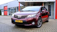 Rood (metallic) Gebruikt 2013 Toyota Avensis Business Edition Stationwagen | € 9.450 (Eerlijke prijs)