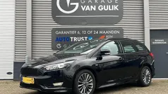 Zwart, metallic lak Gebruikt 2018 Ford Focus ST-Line Stationwagen | € 11.995 (Goede deal)