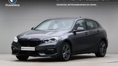 Mineralgrau metallic (grijs metallic) Gebruikt 2021 BMW 118 Shadowline Hatchback | € 24.900 (Eerlijke prijs)