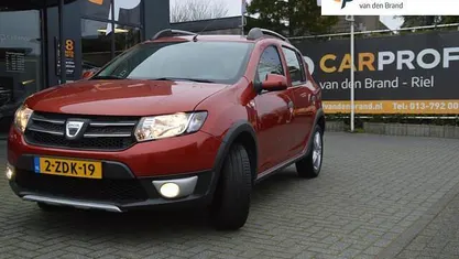 Rood Gebruikt 2014 Dacia Sandero Lauréate Hatchback | € 6.950 (Eerlijke prijs)