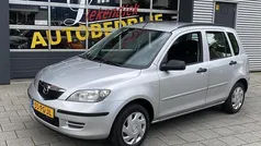 Grijs, metallic lak Gebruikt 2004 Mazda 2 Exclusive MPV | € 1.650 (Eerlijke prijs)