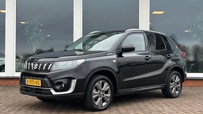 Zwart Gebruikt 2022 Suzuki Vitara SUV | € 21.850 (Eerlijke prijs)