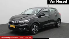 Zwart, metallic lak Gebruikt 2024 Dacia Sandero Expression Hatchback | € 18.435 (Eerlijke prijs)