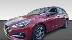 Rood metallic Gebruikt 2022 Hyundai i30 Comfort Stationwagen | € 19.730 (Eerlijke prijs)